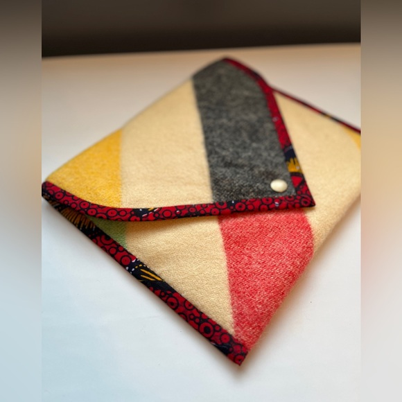 HBC stripes envelope clutch, reworked from vintage wool blanket, quilted & lined - Picture 8 of 13